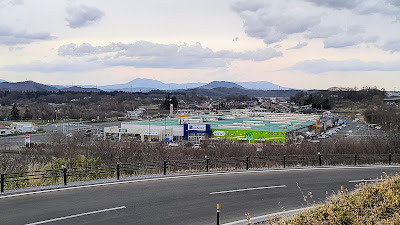 隣に見えるイオンスーパーセンターの様子。距離的には近いはずですが、歩いていく気にはなりませんでした。