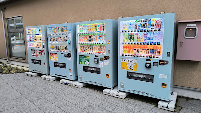 外にある自動販売機