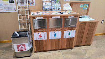 情報コーナーにあるゴミ箱。夜間使えるかどうかは未確認です。