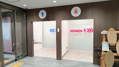 トイレ入り口。建物内にあるため虫の侵入なども防げそうです。