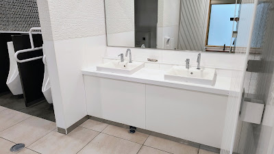 男子トイレ洗面台。4月の訪問時にはお湯が出ました。