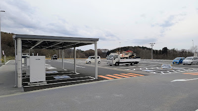 建物側から見た普通車エリア。