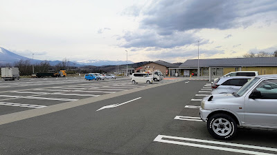 駐車場の様子。写真左奥（施設出入り口付近）に大型車エリアが見えます。