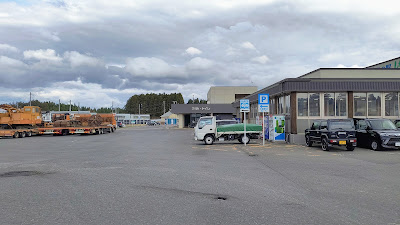 左手に大型車エリア。駐車場は道の駅建物を囲むような形でかなり広めです。