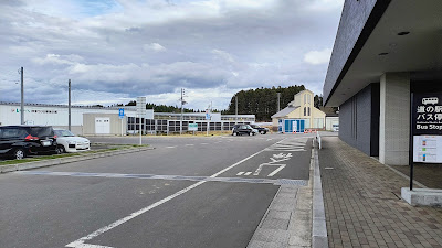 トイレ正面。バス停があります。