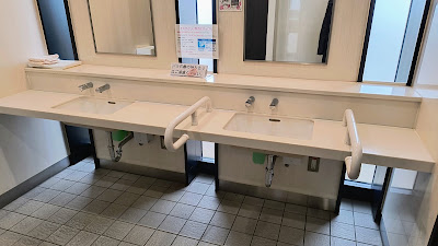 男子トイレ洗面台。石けんあり、手洗いの水はぬるま湯でした。