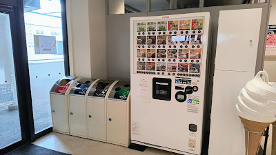フードコートの出入り口付近にあるゴミ箱。