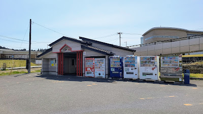 上り側はトイレと自動販売機があるのみ。燃えるゴミ用のゴミ箱は2026年4月1日に撤去されています。