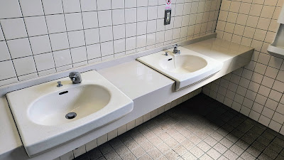 トイレは反対の下り側のほうがキレイでした。こちらは最低限の清潔感はありますが、洗面台に石けんがなく、「公衆トイレ」といった感じ。