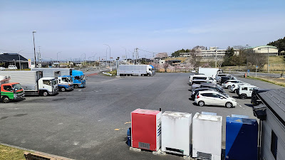 上り駐車場全景。大型車が近いので、アイドリング音は気になるかも