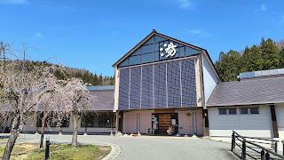 春の水沢温泉館。桜が咲いていい雰囲気でした。