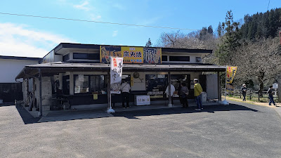「しらたかのあゆ茶屋 ヤナ売店」あゆの塩焼き等を販売しています。