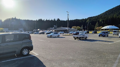 4月訪問時の駐車場。雪はもう残っていませんでした。