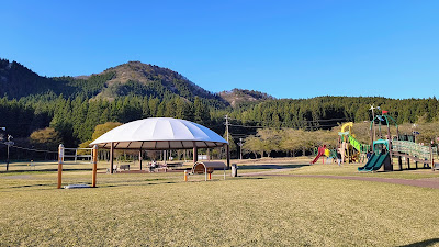 4月訪問時の様子。雪が溶けて遊具や休憩スペースなどが姿を見せました。