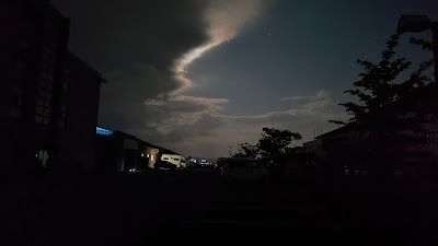 真っ暗ですが、夜間の建物裏の駐車エリアの様子。たまり場になるのを防ぐために照明を切っているとトイレに貼り紙に書いていました。