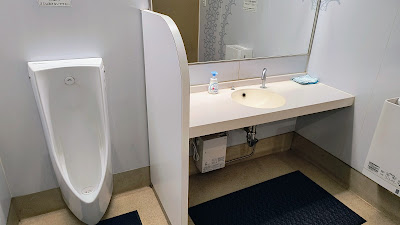 店内にもトイレあり。大小それぞれ1基ずつ（大はウォシュレットあり）と狭いですが、清潔に保たれていました。