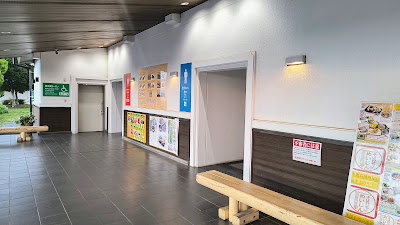 トイレ入り口。ドアがなく開け放たれているので、虫が多少紛れ込んでるのが気になりました。