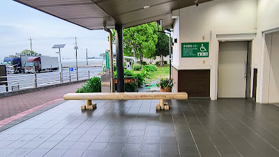 トイレ前に喫煙所。喫煙所は逆側、食堂や