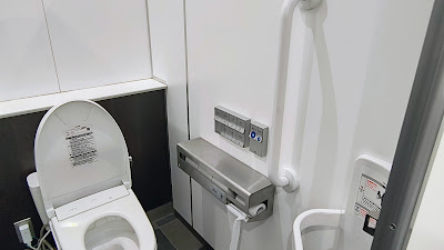 個室は3室。当然ウォシュレットもあります。便器横に操作盤が付いているタイプより、壁に付いているタイプの方が個人的には好きです。