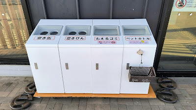 トイレ前にゴミ箱あり（左から缶・びん・燃えるゴミ・ペットボトル）