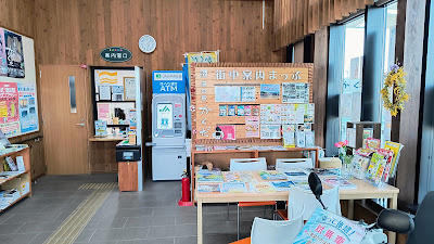 トイレ棟に情報コーナーあり。ローソン銀行のATMが設置されていて便利です。
