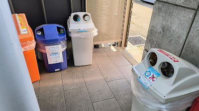 自動販売機横にも飲料容器のリサイクルボックスあり
