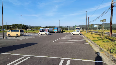 普通車エリア（東側）の様子。一番奥（東）が大型車の駐車スペースになっています。