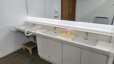 男子トイレ洗面台。石けんあり。訪問時（5月）にお湯は出ませんでしたが、冬季は出る可能性があります。