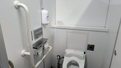 ウォシュレット完備。男子トイレの個室は5室です。