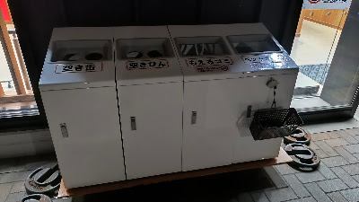 ゴミ箱は夜間も利用可能でした。