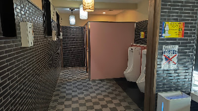 男子トイレの様子。清潔感良好ですが、少し狭めです。