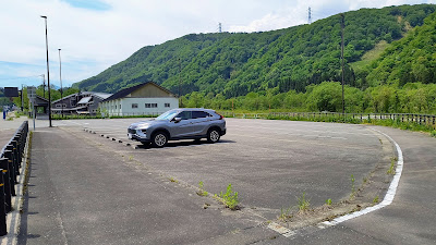 大型車エリアがある第2駐車場の様子。5月の平日訪問時は、大型車・普通車ともにゼロ台でした。