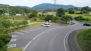 南側出入り口付近の駐車エリア。近くに8:30〜16:30まで利用可能なトイレがあります。