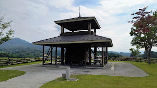 展望台。駐車場や盆地全体を見渡せます。