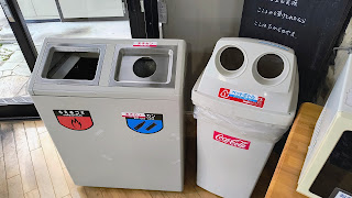 売店内のイートインコーナー付近にあるゴミ箱。もえるゴミ・缶・ペットボトルが設置されています。