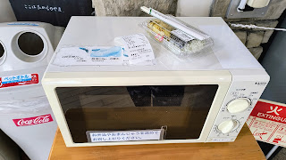 売店内のイートインコーナー。電子レンジが置いてあり、購入した総菜をその場で温めて食べられます。