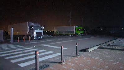 夜間の大型車エリア。この日は2台ほど停まっていました。