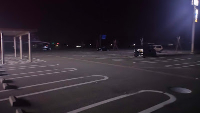 建物正面にある駐車エリアの夜間の様子。撮影時は日曜の夜だったからか比較的空いていました。