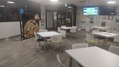 トイレの前室は休憩スペースになっています。24時間利用可能です。
