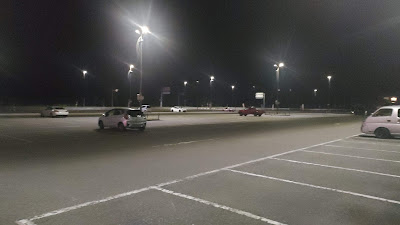 夜間の駐車場の様子。照明は明るめです。