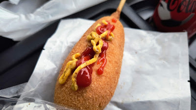 ローソンで購入したアメリカンドッグ。期間限定セールで100円で購入できました。