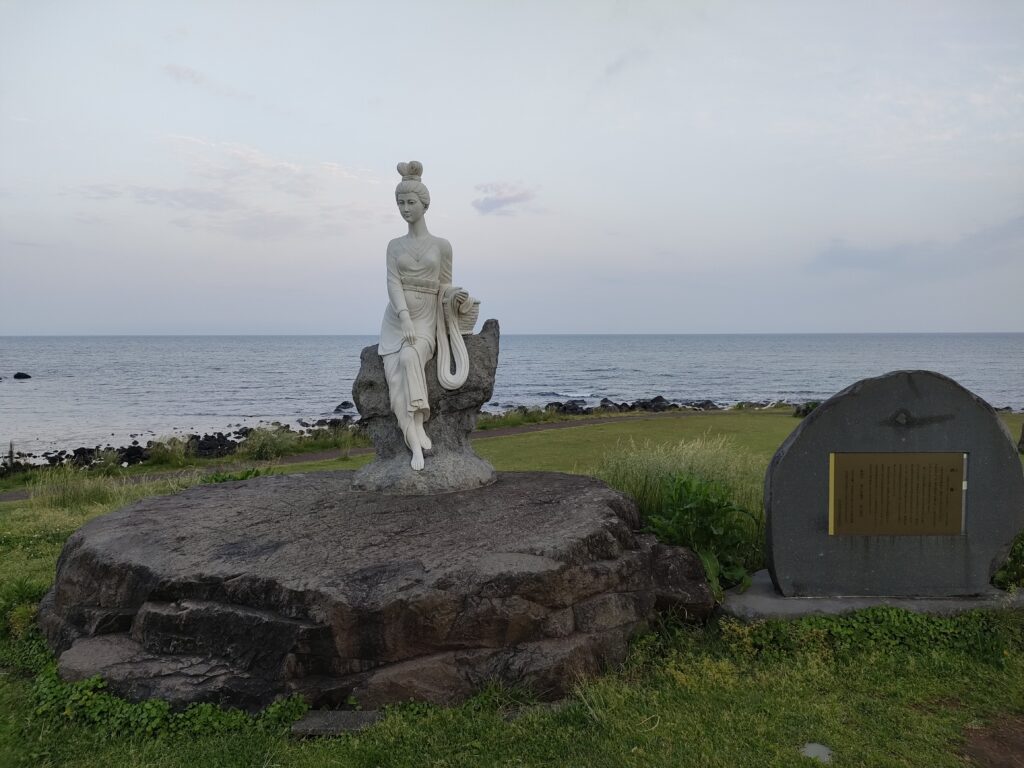 松尾芭蕉ゆかりの西施像と日本海