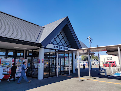 道の駅 はなまき西南の外観。「道の駅 はなまき西南」のロゴが正面に掲げられている。