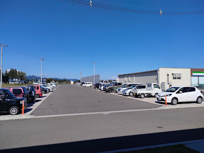 ファミマ裏の駐車エリア。山の景色が広がる開放的な立地。