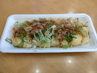 栃尾あぶらげ。店内のイートインスペースや外のベンチで食べることができます