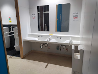 男子トイレ洗面台。石けんはありますが、お湯は出ませんでした。
