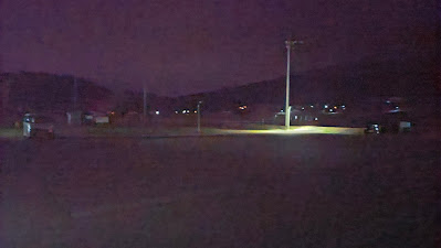 裏側の駐車場（暗いですが何台か車は停まっていました）