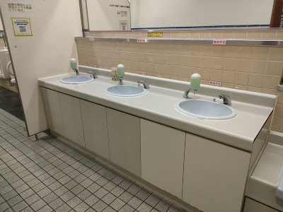男子トイレ洗面台。飲用不可。