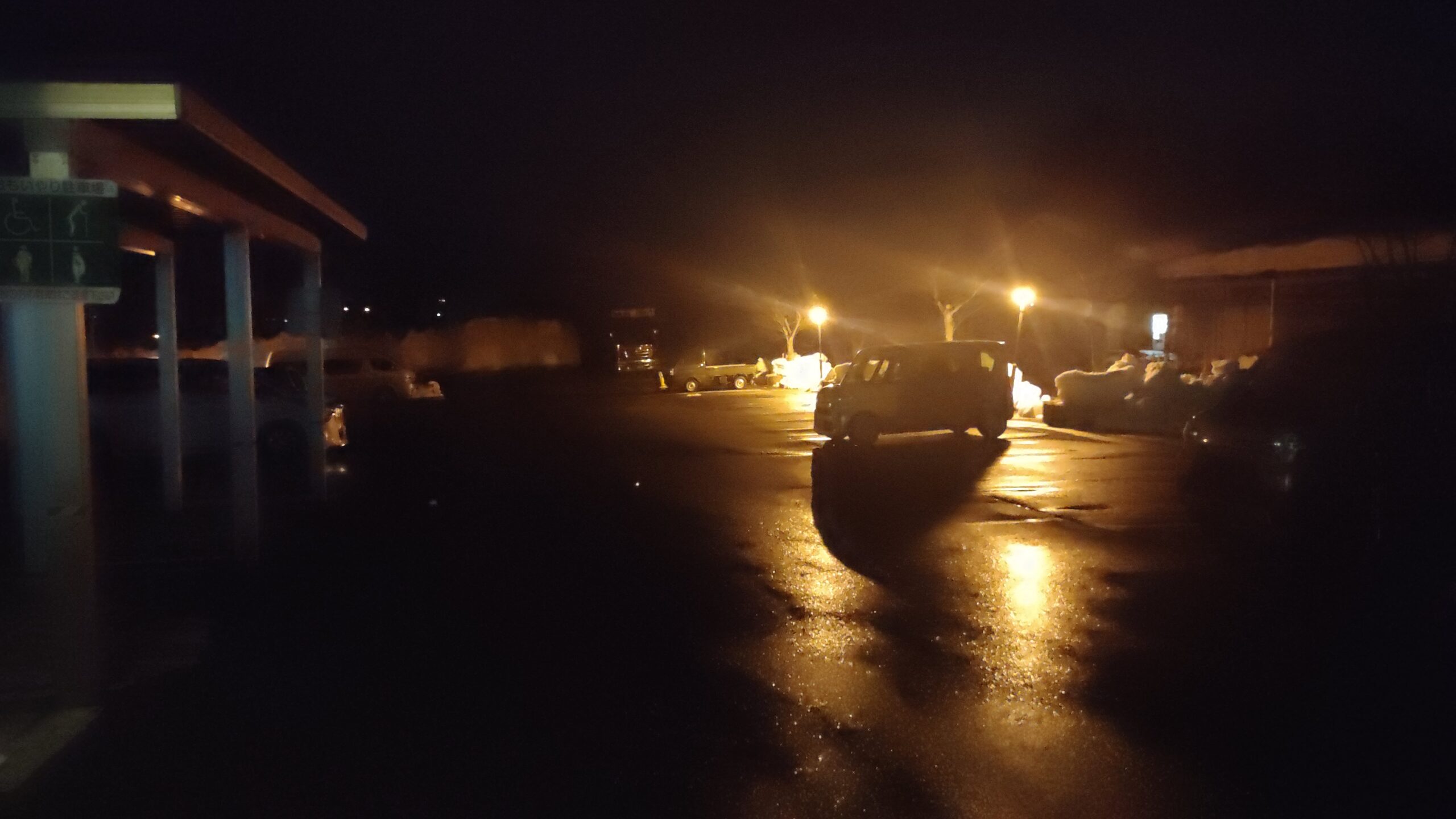夜間の第1駐車場の様子。幹線道路沿いのため、そこそこ混んでる＋深夜や早朝にも出入りがある印象です。
