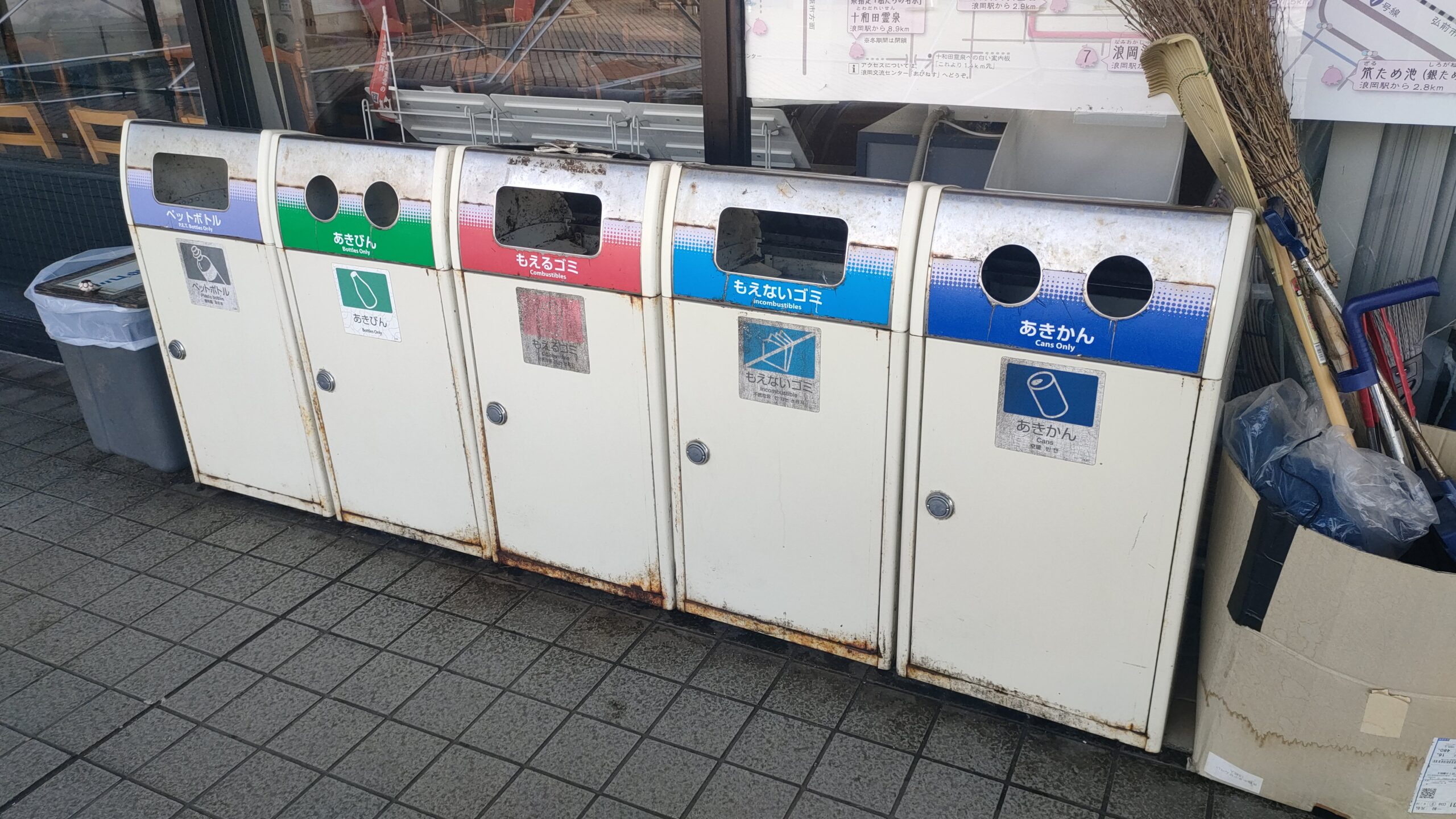 トイレ入り口横にゴミ箱あり